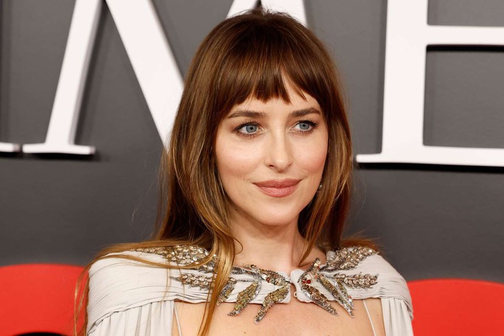 Dakota Johnson không mặc xuyên thấu vẫn đẹp - Ảnh 1.