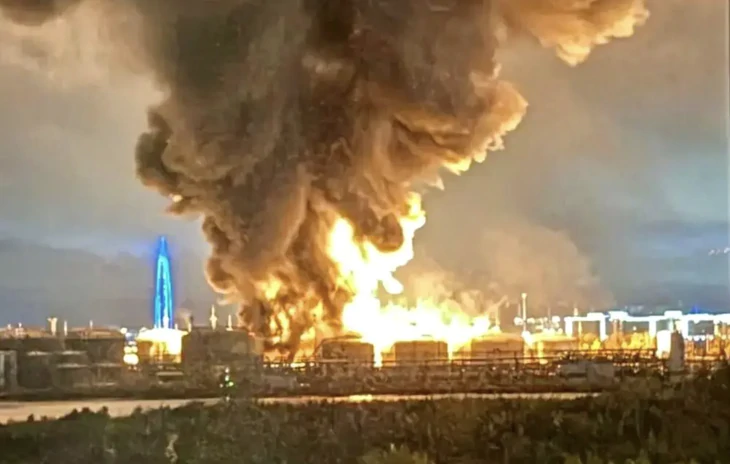 Ukraine tập kích quy mô lớn vào cảng dầu, trung tâm dữ liệu của Saint Petersburg - Ảnh 1.