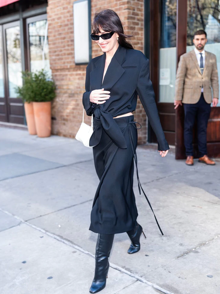 Dakota Johnson không mặc xuyên thấu vẫn đẹp - Ảnh 3.