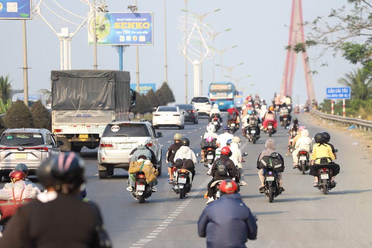 Làm cách gì để kéo lao động ly hương quay về làm việc ở miền Tây?  - Ảnh 1.