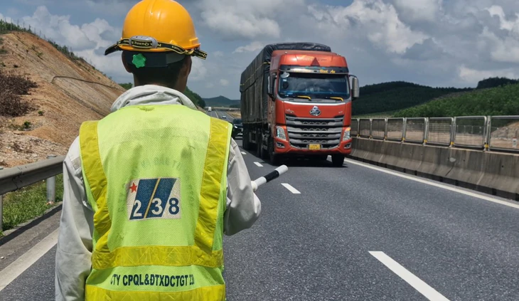 Nhà thầu bắt đầu khắc phục vệt hằn lún trên cao tốc Vạn Ninh - Cam Lộ - Ảnh 3.