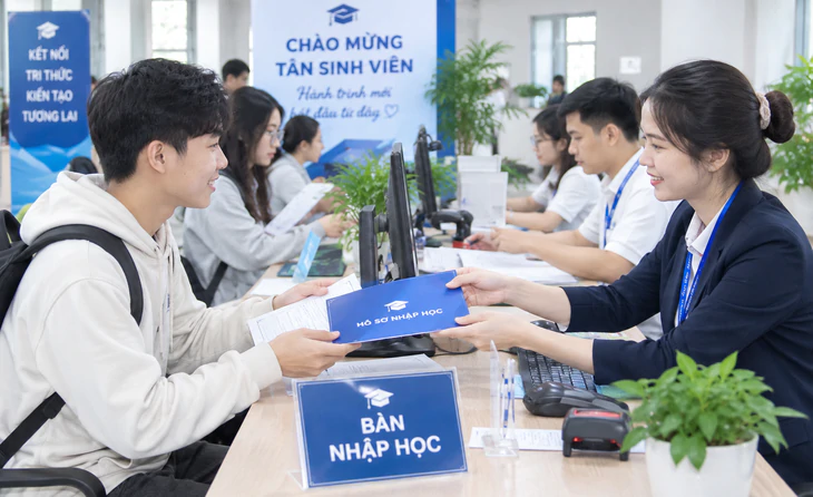 Hàng chục ngàn sinh viên bỏ học vì học phí cao, chọn sai ngành? - Ảnh 1.