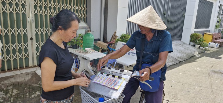 Bán vé số cho người dưới 18 tuổi bị phạt: Nhìn rộng ra những 'lằn ranh tuổi 18' trong đời sống - Ảnh 1.