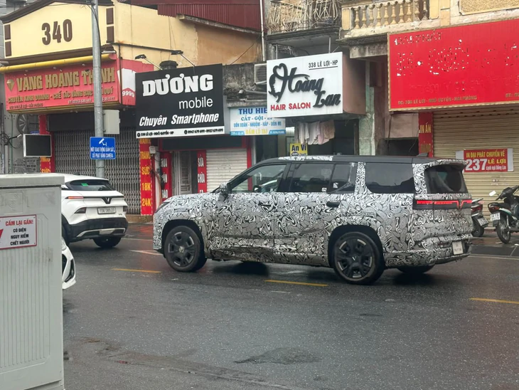 VinFast VF 9 thế hệ mới lộ diện: Thiết kế lai MPV, có thể chuyển sang dùng động cơ xăng sạc điện - Ảnh 4.