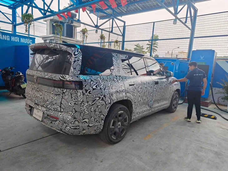 VinFast VF 9 thế hệ mới lộ diện: Thiết kế lai MPV, có thể chuyển sang dùng động cơ xăng sạc điện - Ảnh 2.