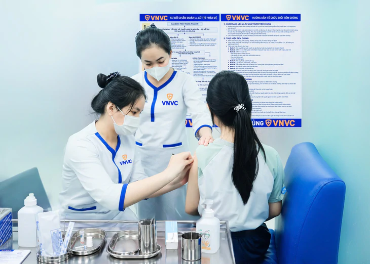 Người dân đi tiêm vắc xin não mô cầu tăng 3-8 lần, cần lưu ý gì? - Ảnh 3.