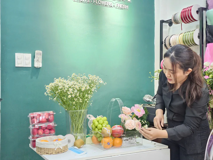 Quà 20-10 thiết thực lên ngôi, cửa hàng hoa giảm một nửa lượng nhập - Ảnh 1.