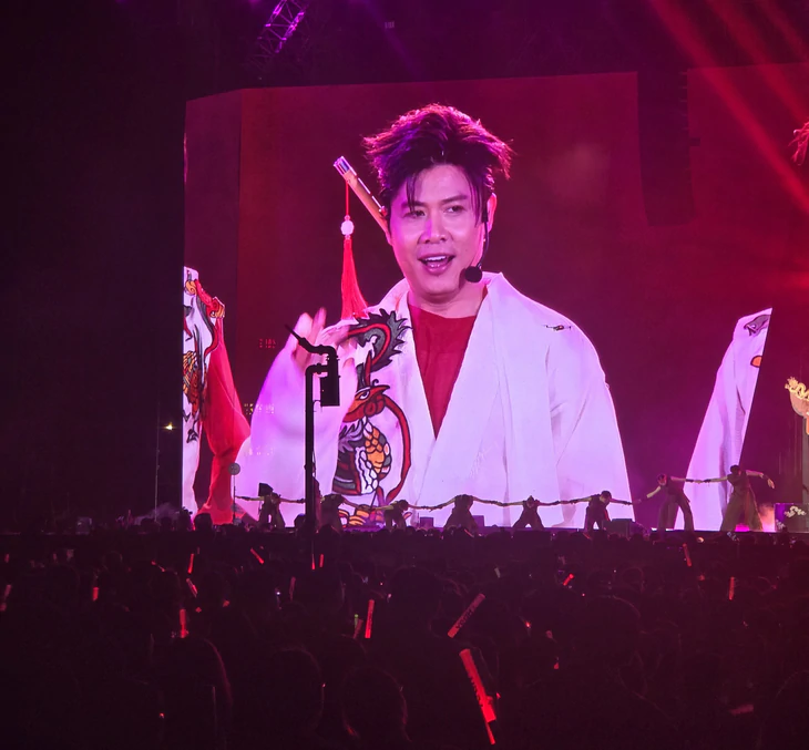 Nguyễn Văn Chung trong concert Anh trai vượt ngàn chông gai: Cột sống cụ ổn không? - Ảnh 3.
