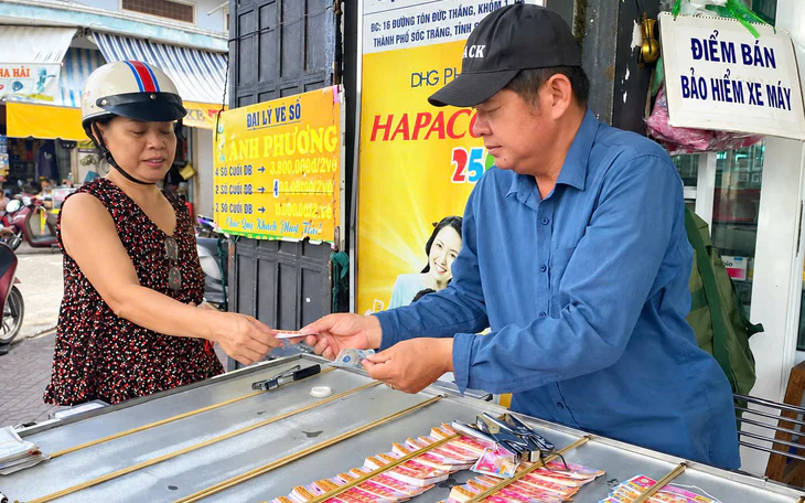 Bán vé số cho người dưới 18 tuổi bị phạt: Nhìn rộng ra những 'lằn ranh tuổi 18' trong đời sống - Ảnh 2.