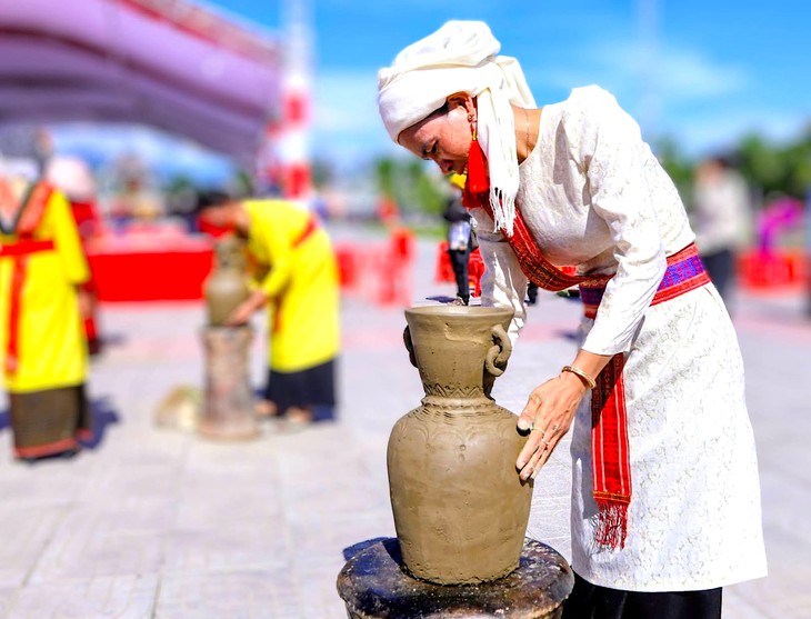 Khánh Hòa bảo vệ  bghệ thuật làm gốm của người Chăm, nâng tầm làng gốm Bàu Trúc - Ảnh 1.