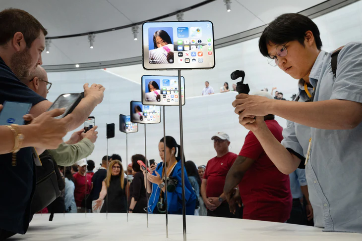 iPhone Duo khan hàng, Apple mắc kẹt giữa nạn đầu cơ và thiếu linh kiện - Ảnh 1.