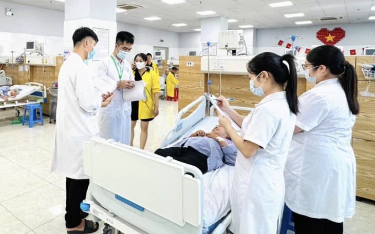 Vụ hơn 40 người nhập viện nghi ngộ độc khí clo: Có nạn nhân suy hô hấp nặng, tổn thương giác mạc - Ảnh 2.