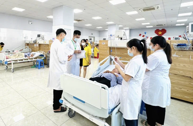 42 người nhập viện nghi ngộ độc khí clo - Ảnh 1.