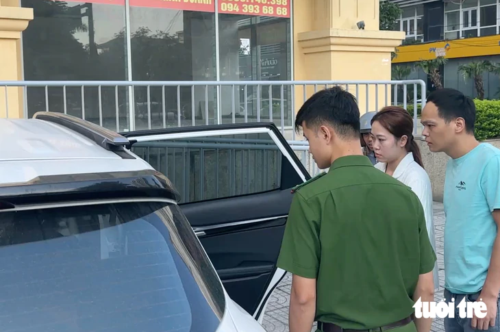 Hàng loạt ô tô đỗ trước vỉa hè một chung cư ở Nghệ An bị đập vỡ kính - Ảnh 6.