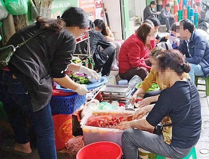 Đeo găng tay làm thức ăn rồi đếm tiền - Ảnh 1.