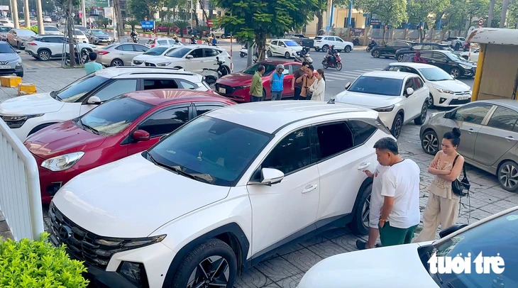 Hàng loạt ô tô đỗ trước vỉa hè một chung cư ở Nghệ An bị đập vỡ kính - Ảnh 2.
