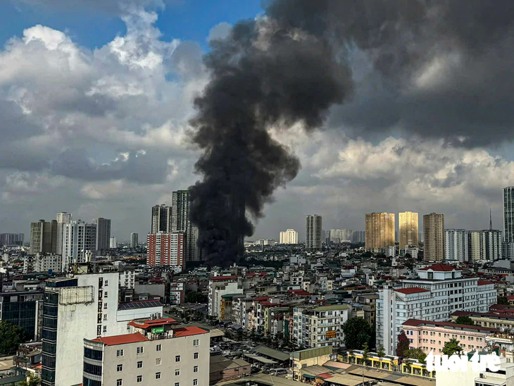Khu lán tạm ở Hà Nội bốc cháy ngùn ngụt - Ảnh 2.