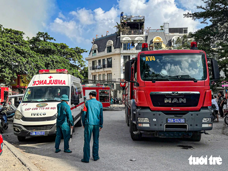 Khu lán tạm ở Hà Nội bốc cháy ngùn ngụt - Ảnh 3.