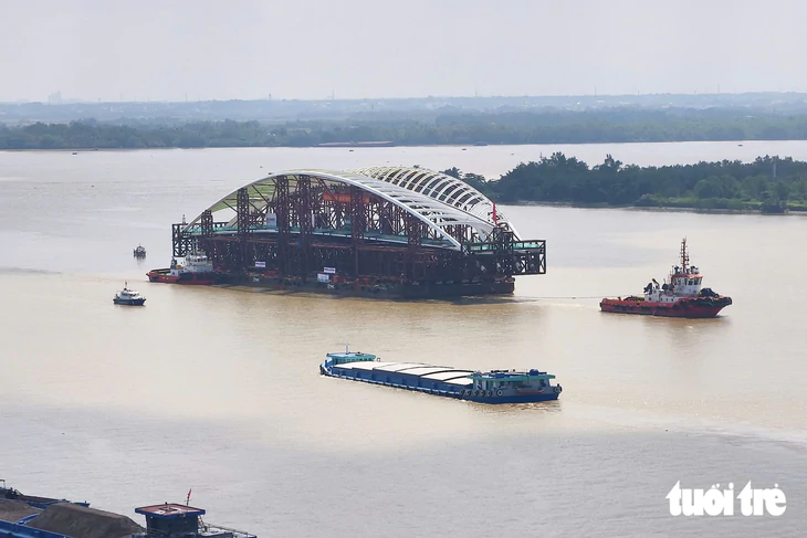Những khoảnh khắc vòm thép 3.400 tấn cầu đi bộ vượt khúc cua sông Sài Gòn, tiến vào trung tâm TP.HCM - Ảnh 4.