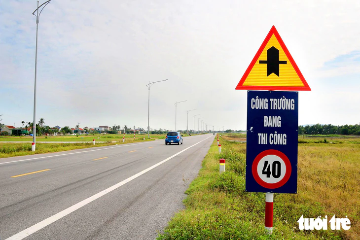 Đề nghị dỡ biển hạn chế tốc độ 40km/h trên đường ven biển qua Nghệ An - Ảnh 2.