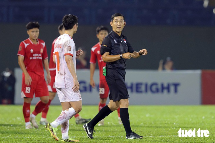 VAR cứu trọng tài Trần Ngọc Nhớ khỏi quyết định sai lầm - Ảnh 1.
