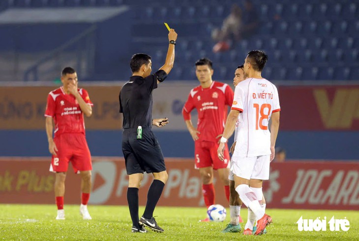 VAR cứu trọng tài Trần Ngọc Nhớ khỏi quyết định sai lầm - Ảnh 2.
