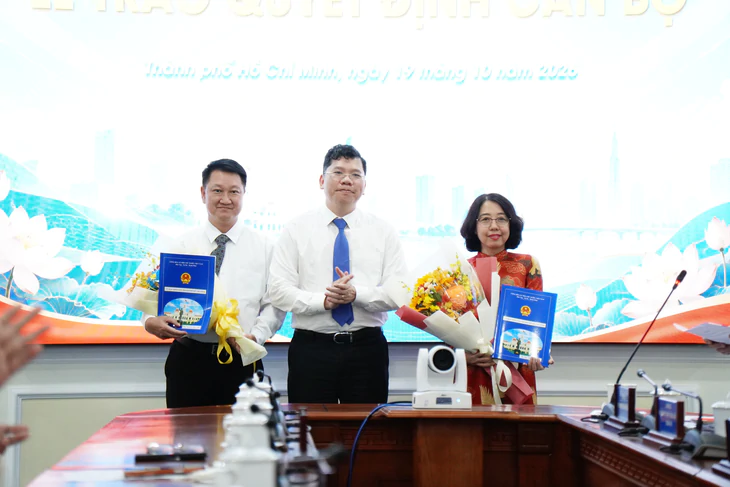 UBND TP.HCM trao quyết định điều động, bổ nhiệm loạt cán bộ - Ảnh 2.