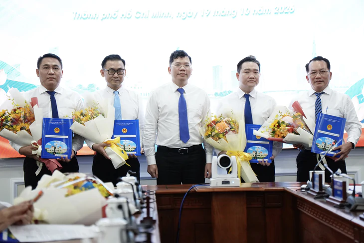 UBND TP.HCM trao quyết định điều động, bổ nhiệm loạt cán bộ - Ảnh 1.