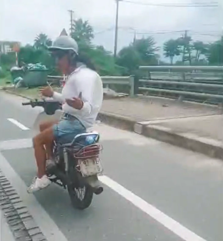 Xác minh clip thả 2 tay, 'làm xiếc' trên xe máy giữa quốc lộ 1 - Ảnh 1.