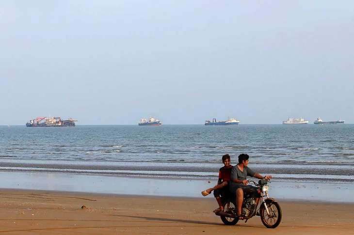 Lại thêm tàu chở dầu phát nổ vì trúng thủy lôi ở eo biển Hormuz - Ảnh 2.