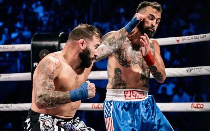 Giở trò đánh lén đối thủ, võ sĩ boxing tai tiếng bị phạt nặng - Ảnh 2.