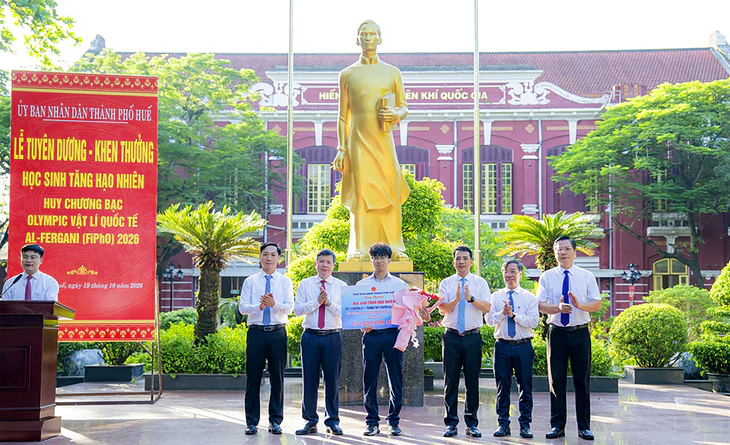 Học sinh giành Huy chương Bạc Olympic Vật lý quốc tế được thưởng 150 triệu đồng - Ảnh 2.