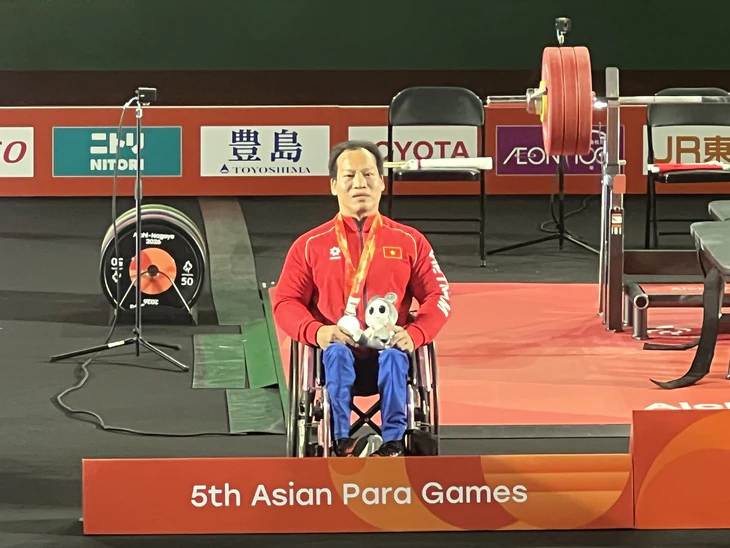 Lực sĩ Lê Văn Công giành huy chương bạc Asian Para Games - Ảnh 1.