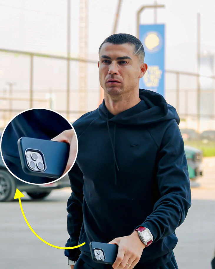 Ronaldo gây chú ý với chiếc iPhone ‘bị bỏ quên’ trong cuộc đua công nghệ - Ảnh 1.