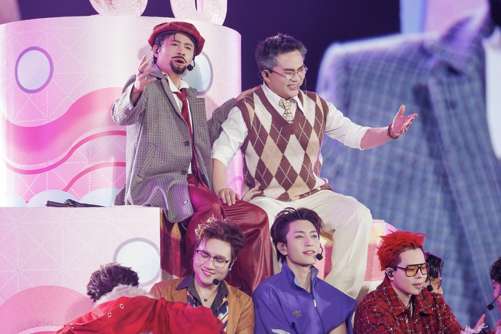 Nguyễn Văn Chung trong concert Anh trai vượt ngàn chông gai: Cột sống cụ ổn không? - Ảnh 1.