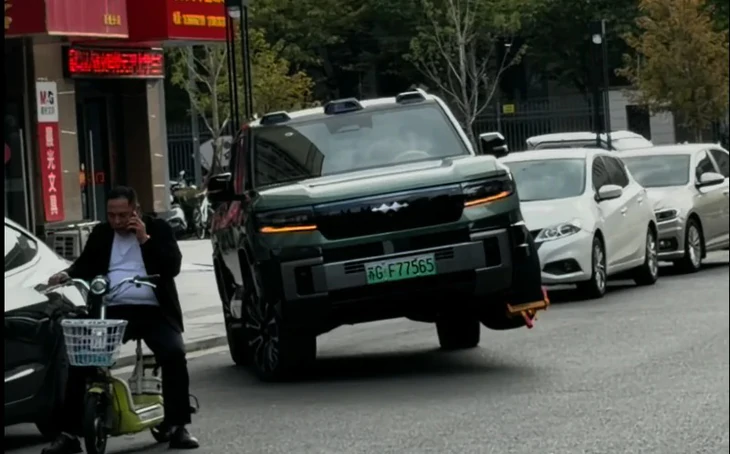 Xe ô tô bị khóa bánh vẫn chạy trên đường khiến nhiều người băn khoăn về an toàn - Ảnh 1.