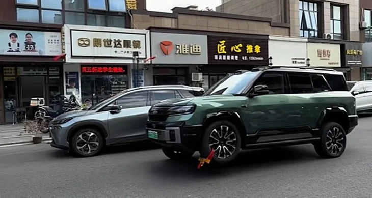 Xe ô tô bị khóa bánh vẫn chạy trên đường khiến nhiều người băn khoăn về an toàn - Ảnh 2.