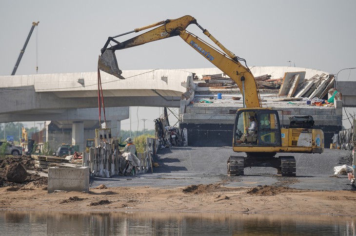 Phó chủ tịch UBND TP.HCM Hoàng Nguyên Dinh: Tăng tốc tiến độ, thông xe 17km đoạn trên cao vành đai 3 vào tháng 11-2026 - Ảnh 4.