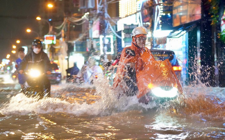 Giải mã đường Phan Huy Ích vì sao ngập sâu, mưa tạnh nước vẫn dâng - Ảnh 5.