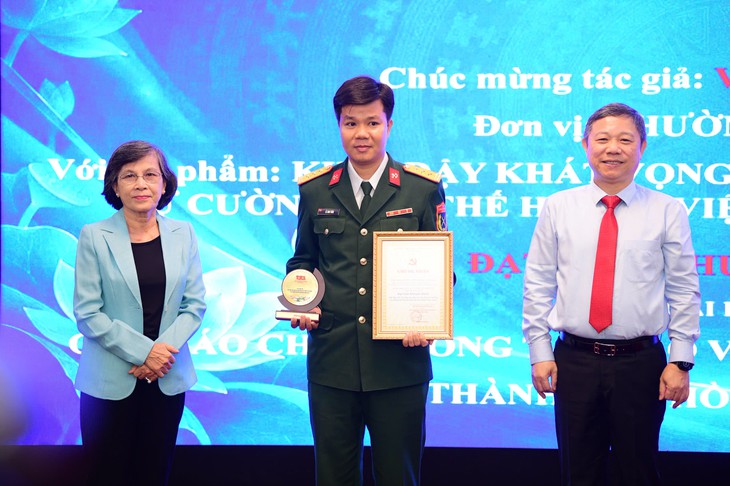 TP.HCM trao 25 giải cá nhân, 15 giải tập thể Giải báo chí về công tác bảo vệ nền tảng tư tưởng của Đảng - Ảnh 3.