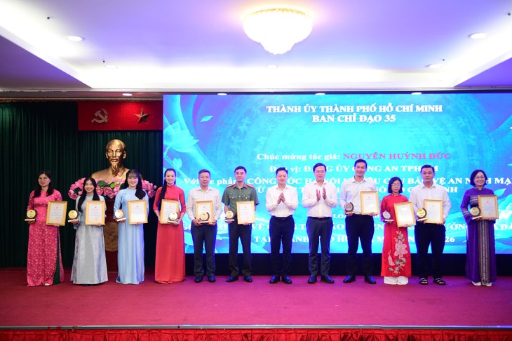 TP.HCM trao 25 giải cá nhân, 15 giải tập thể Giải báo chí về công tác bảo vệ nền tảng tư tưởng của Đảng - Ảnh 1.