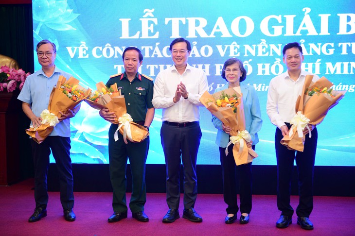 TP.HCM trao 25 giải cá nhân, 15 giải tập thể Giải báo chí về công tác bảo vệ nền tảng tư tưởng của Đảng - Ảnh 4.