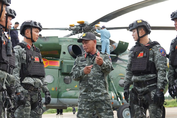 Trực thăng Sư đoàn 372 chở cảnh sát đặc nhiệm chống khủng bố - Ảnh 7.