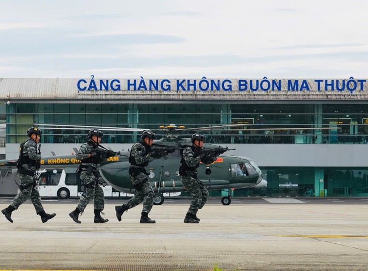 Trực thăng Sư đoàn 372 chở cảnh sát đặc nhiệm chống khủng bố - Ảnh 1.