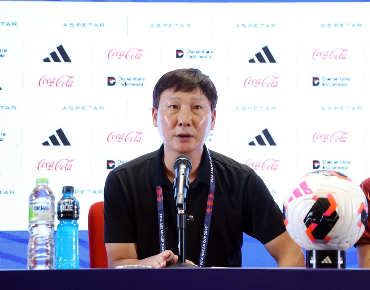 HLV Kim Sang Sik: 'Việt Nam chơi không tốt trong hiệp 1 vì thời tiết' - Ảnh 1.
