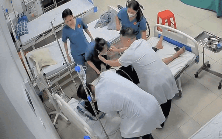 Ngư dân dùng thuyền cá cứu 5 công nhân mắc kẹt trên bè thăm dò địa chất giữa biển - Ảnh 4.