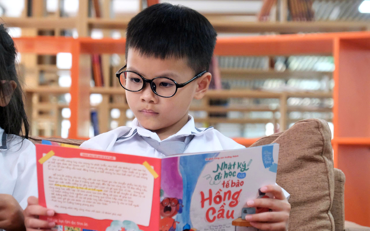 Bộ GD-ĐT: Không sửa sách giáo khoa mới từ đầu - Ảnh 2.