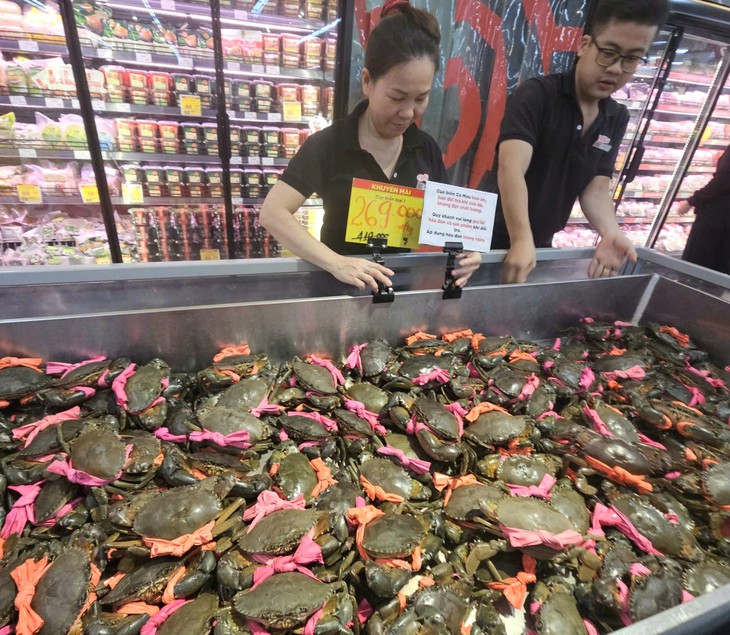 Giá cả đầu ngày: Cua biển xuống giá, người TP.HCM tranh thủ mua tận vựa, Hồng Đà Lạt về miền Tây giá từ 40.0000 đồng/kg - Ảnh 1.