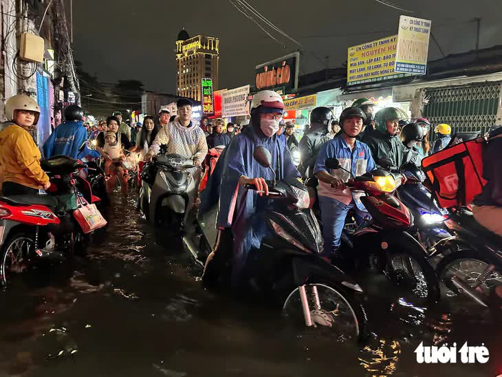 Tối qua, các bạn ở Thủ Đức, Gò Vấp vượt kẹt xe, ngập nước về nhà bằng cách nào? - Ảnh 1.