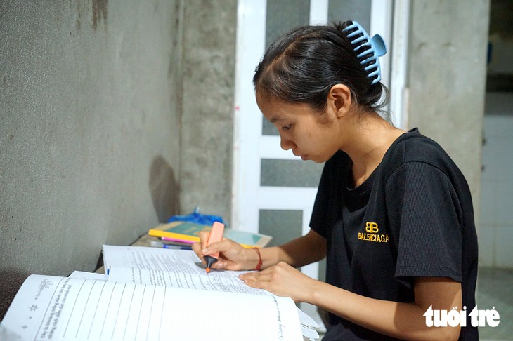 Học đại học ở Thái Nguyên nhưng nữ SV cuối tuần đi làm công nhân tận Bắc Ninh xa 70km - Ảnh 1.